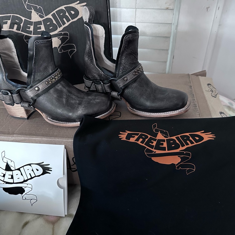FREEBIRD BY STEVEN handmade boots, soldout
Black distressed sexy boots size 8